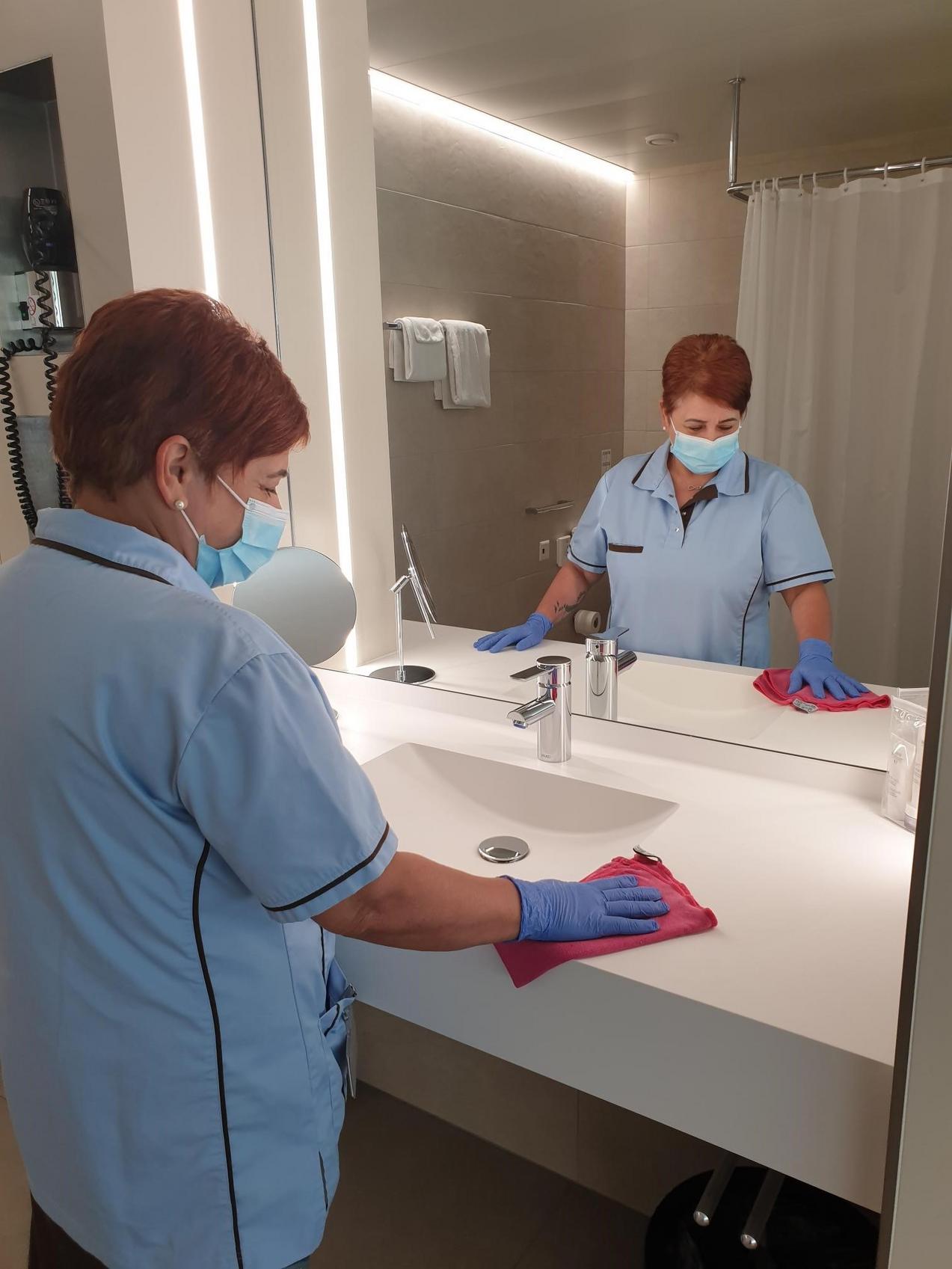 Reinigung einer Nasszelle im Patientenzimmer